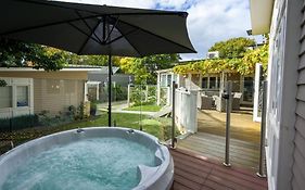 Cabin Charm - Hot Tub Bliss, Moments From The Beach